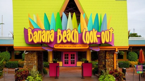 Aquatica Orlando dining area near the beach